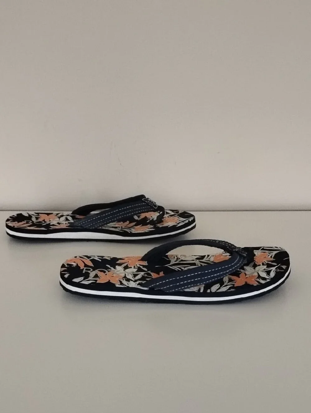 Roxy Size 4 Navy Floral Flip Flop Sandals - Orange & White Pattern